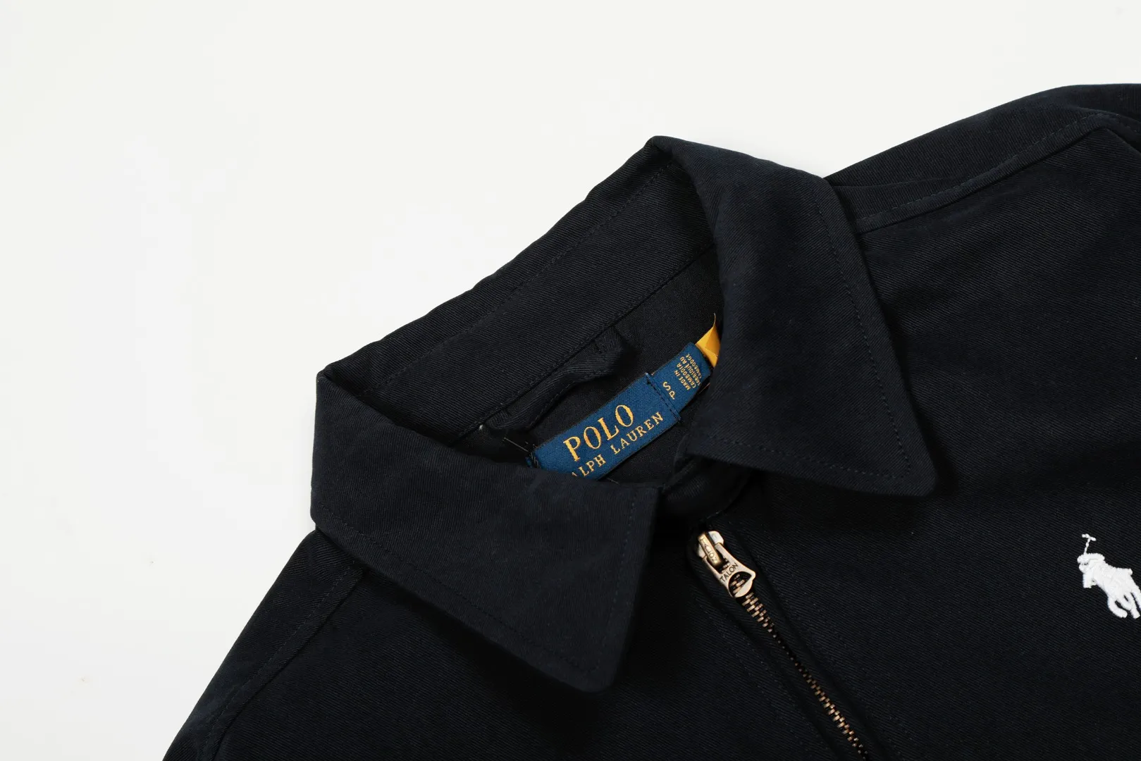 P300 top quality" Style number: 8101# (not off the shelves all year round) [Ralph Lauren/Ralph Lauren old cadre pony embroidered armband POLO jacket] ✅Ralph Lauren Ralph Lauren classic basic American retro old cadre goddess style jacket ✅Pure cotton high-gram heavy wash, soft, comfortable and tangible, upright and textured ✅Customized Vintage bronze double-open zipper head to restore the same quality as the cabinet version ✅This style: White/khaki color. There are waist patterns inside the threads of the collar and cuffs. Please note~ ✅Retro versatile jacket. The upper body is very flattering. Versatile model YYDS~ ✅Versatile for daily wear and work wear. ✅The upper body is simple and easy to wear. A must-have for goddess ootd. Good-looking clothes are never too picky. A must-have in the goddess' wardrobe. Size: S-XL. Color: White, yellow, red, navy, khaki, pink, light blue, olive green.